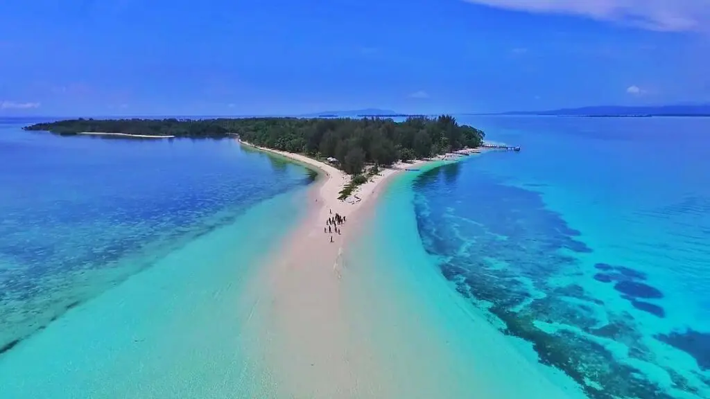Pulau Morotai, Maluku Utara: Sejarah Perang Dunia II dan Pantai Eksotis