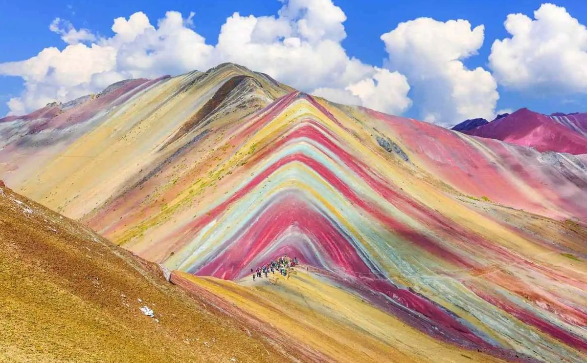 Pegunungan Pelangi Vinicunca, Peru: Keindahan Warna Alam yang Dramatis