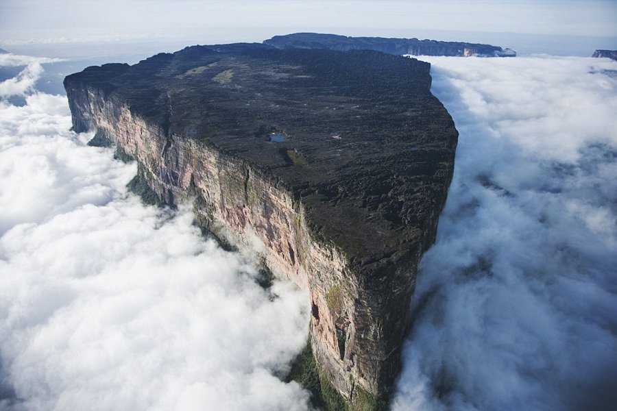 Gunung Roraima, Venezuela: Dataran Tinggi Misterius di Atas Awan